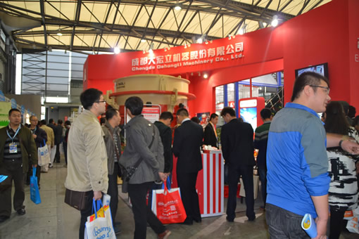 成都大宏立機器寶馬展展出液壓圓錐破碎機吸引眾多客戶咨詢