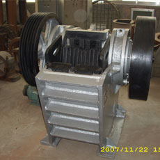 雙曲面深腔顎式破碎機(jī)產(chǎn)品圖片