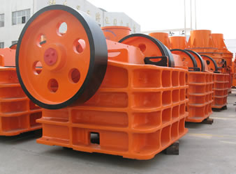 河南鑫鑫專業(yè)生產(chǎn)鄂式破碎機(jī)經(jīng)久耐用價格合理產(chǎn)品圖片