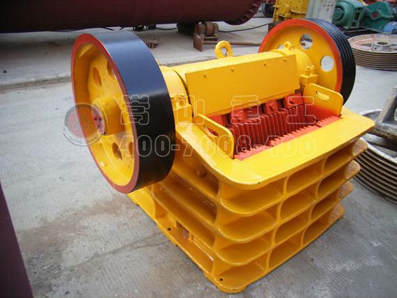 山東大型顎式破碎機廠家研發(fā)應(yīng)對發(fā)展礦石硬巖加工的重要角色