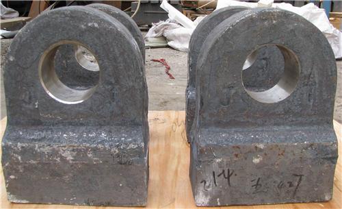 高鉻復(fù)合錘頭 高錳鋼錘頭 耐磨錘頭 雙金屬熱復(fù)合錘頭 破碎機錘頭