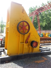 河南1200x1000移動式雙級粉碎機產(chǎn)品圖片