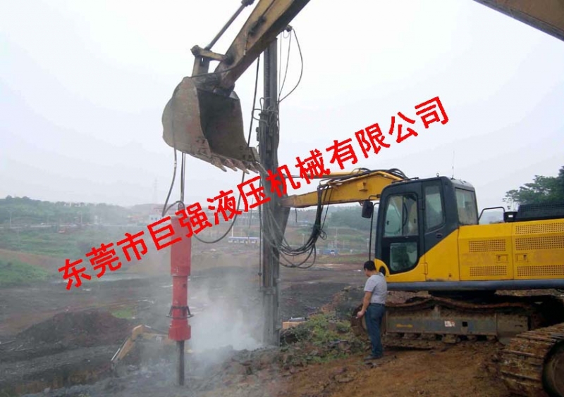 大劈裂機(jī)力量和效率超越手提式劈裂機(jī)  大劈裂機(jī)是針對(duì)不能爆破作業(yè)并要求產(chǎn)量高、工期緊等技術(shù)難度大的土石方工程，大劈裂機(jī)裂開巖石超明顯  、效率超快、產(chǎn)量更高、成本更低，這款設(shè)備的優(yōu)勢(shì)是能快速大量的脹裂產(chǎn)品圖片