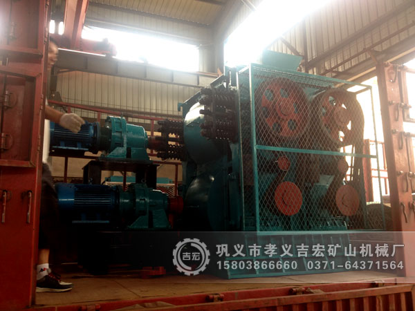 小型四輥破碎機(jī)_吉宏試機(jī)現(xiàn)場(chǎng)壯觀