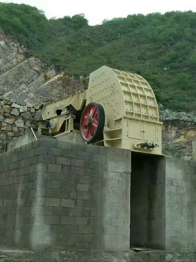 1512型重錘式破碎機產(chǎn)品圖片