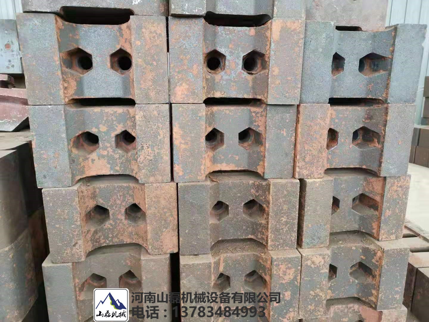 山磊1212巖石液壓板錘制砂機(jī)篩板配產(chǎn)品圖片