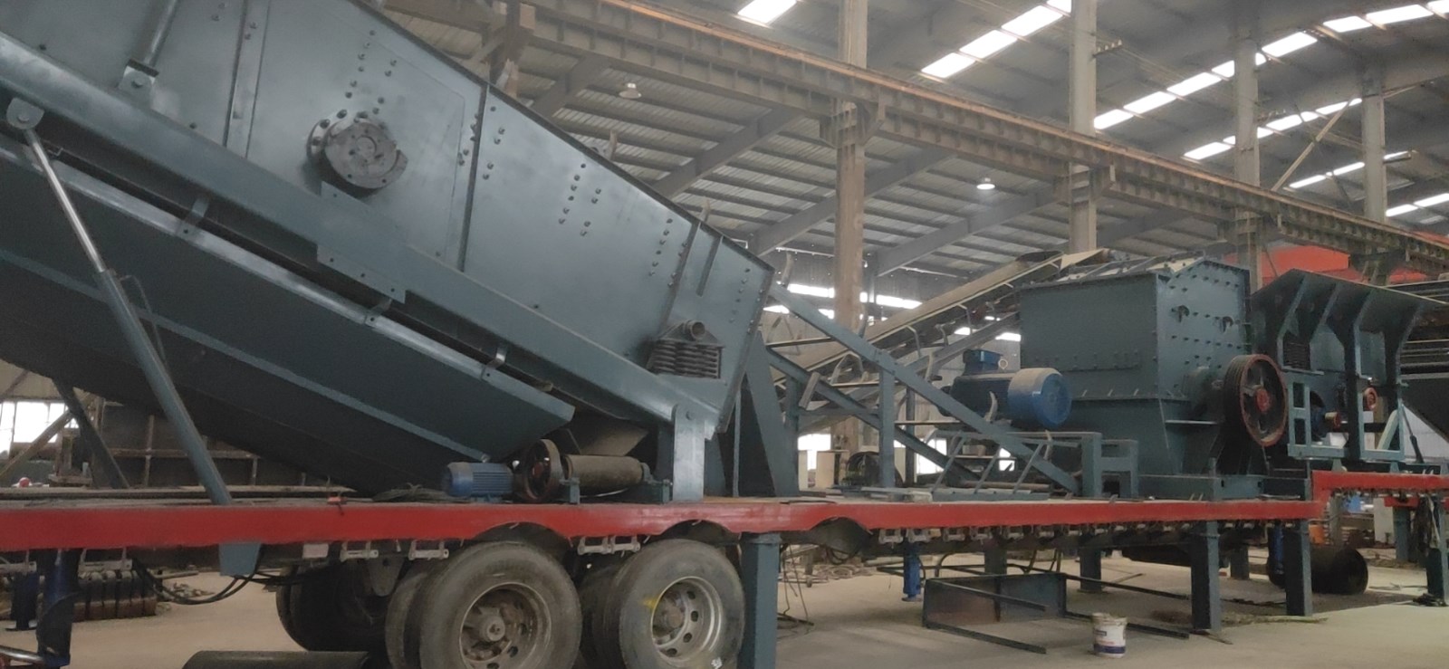 破碎機、移動式破碎機。鄂破  振動篩 洗砂機產(chǎn)品圖片