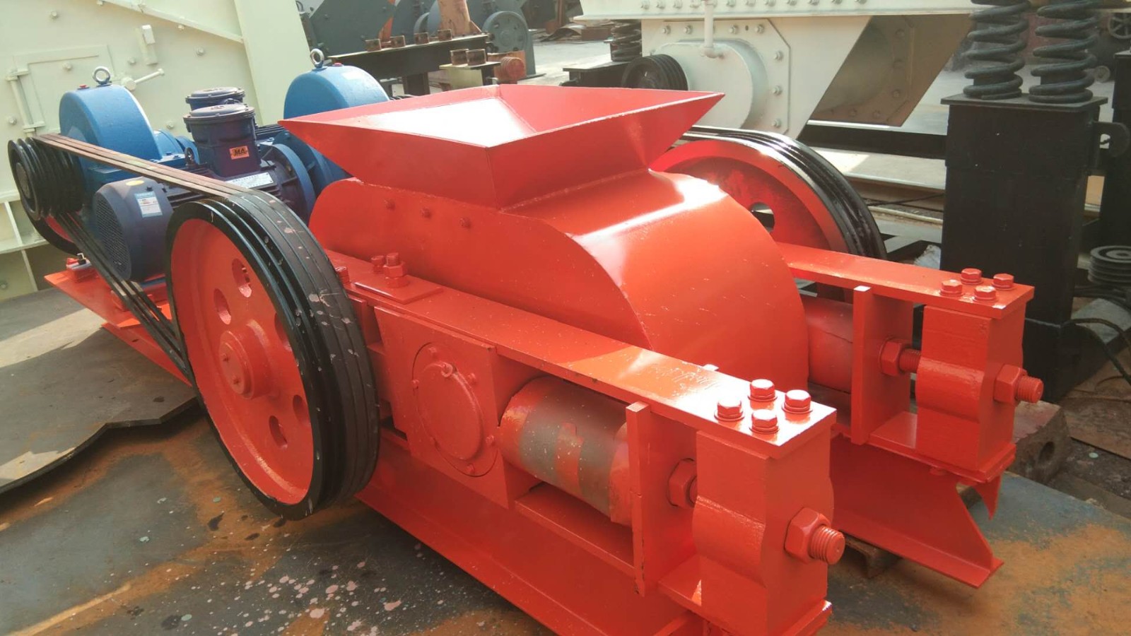 石灰石對輥破碎機(jī)生產(chǎn)廠家