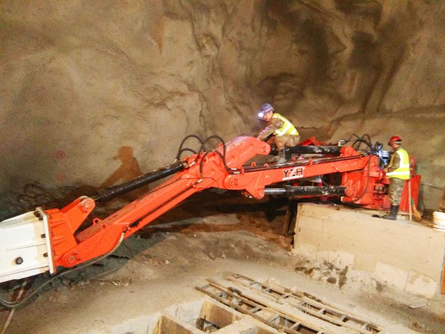 礦山破碎大石塊用固定式液壓碎石機