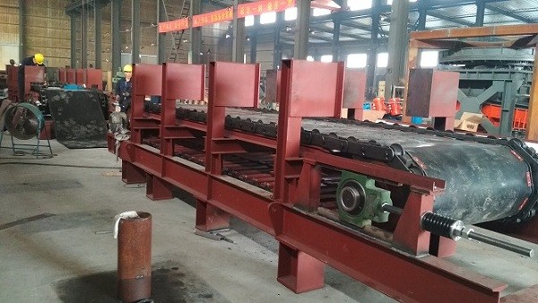 新型板式給料機用途_給齒輥式破碎機喂料