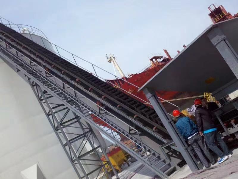 供應(yīng) 多規(guī)格帶式輸送機(jī) 重型大傾角爬坡皮帶機(jī) 帶擋邊上坡運(yùn)輸機(jī)產(chǎn)品圖片