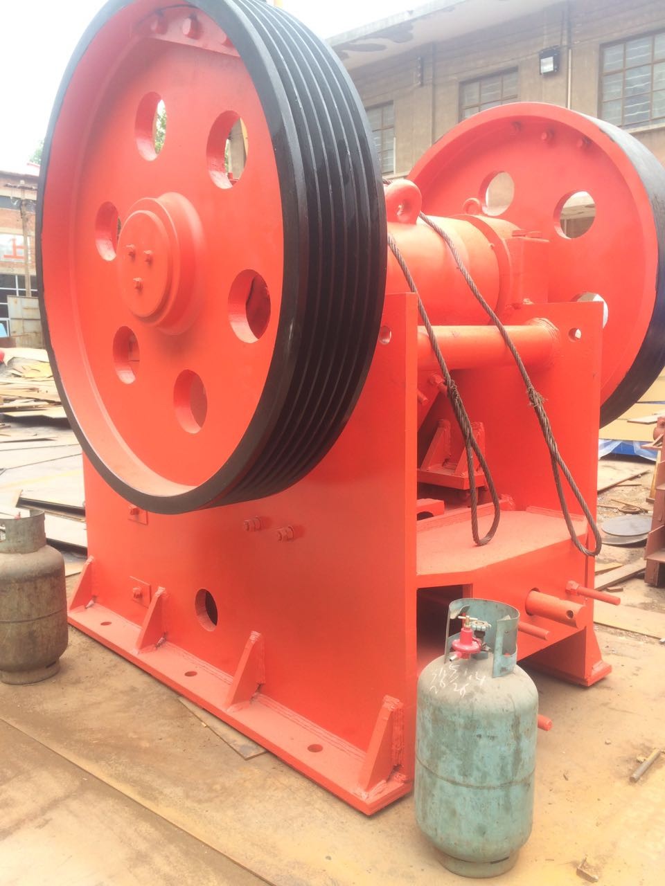 供應(yīng)河南少重顎式破碎機(jī)