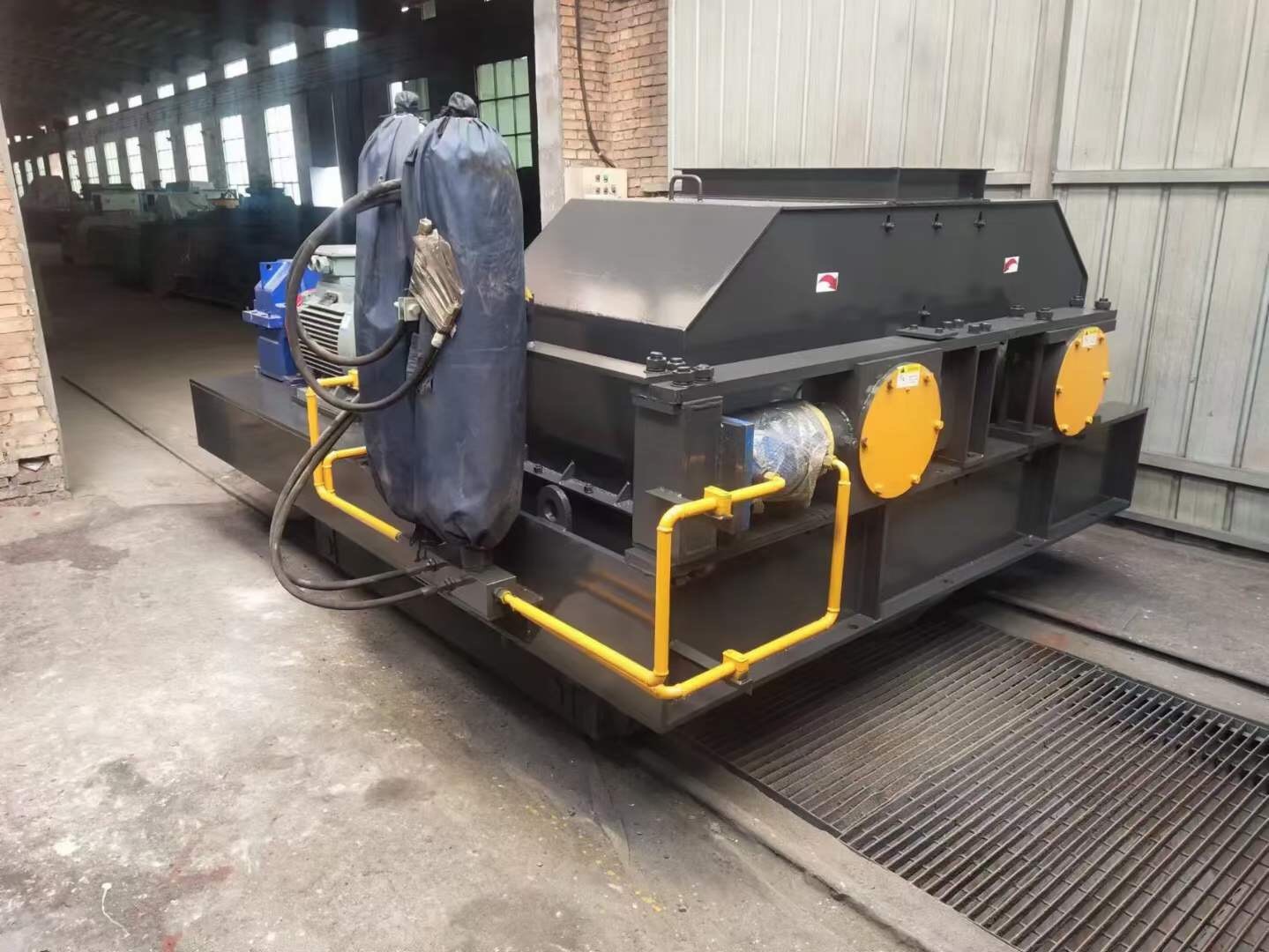 供應(yīng)鵝卵石液壓對輥破碎機輥式制砂機設(shè)備產(chǎn)品圖片