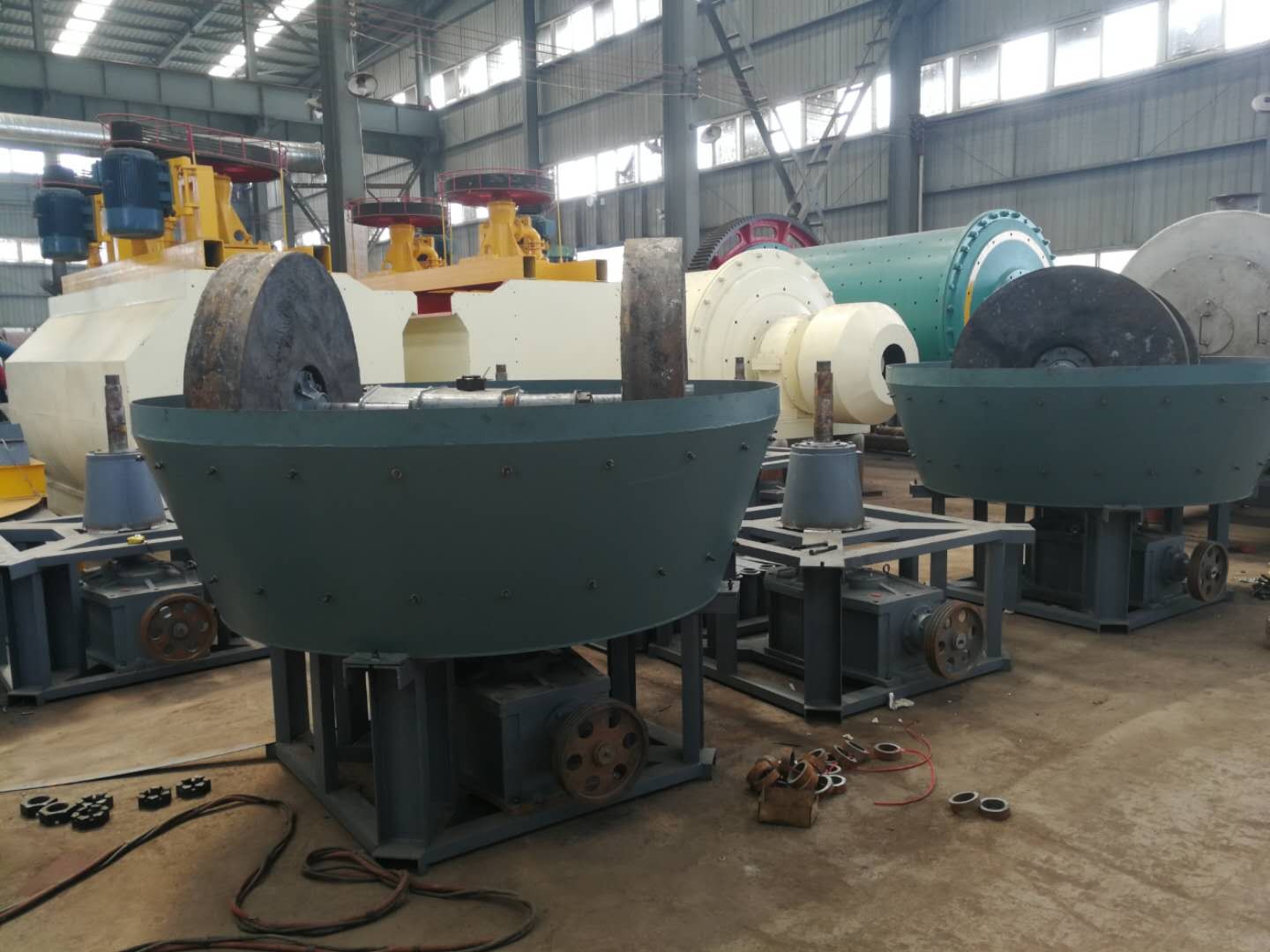 供應(yīng)選礦濕碾機(jī) 碾金設(shè)備 三輥輪碾壓機(jī)廠家 濕式碾磨機(jī)產(chǎn)品圖片