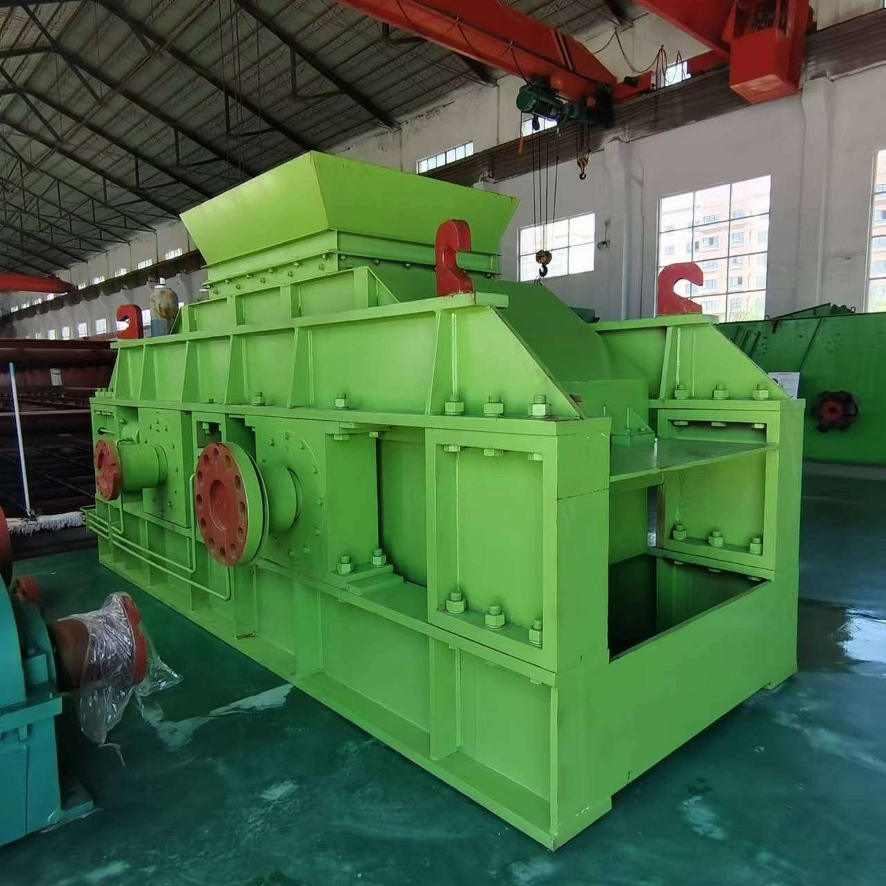 1510液壓對(duì)輥破碎機(jī)    鵝卵石制砂機(jī)