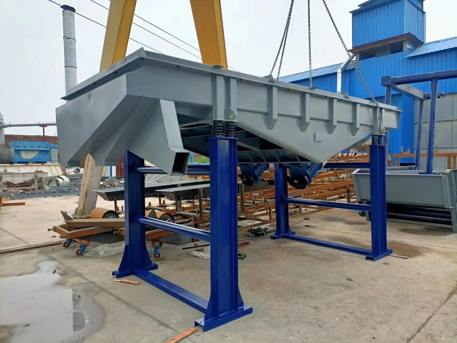 陶瓷行業(yè)中干式粉狀輕型直線振動篩產(chǎn)品圖片