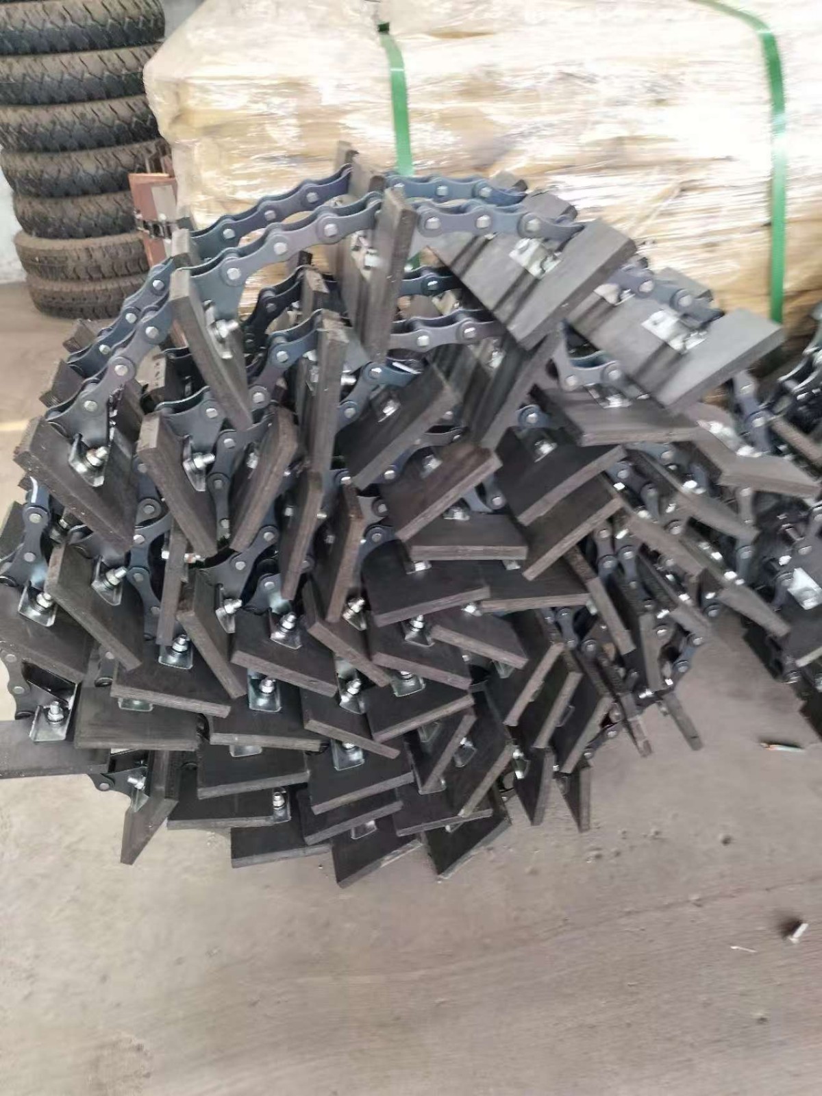 不銹鋼長節(jié)距鏈條 糧食刮板機(jī)單側(cè)雙孔彎耳鏈產(chǎn)品圖片