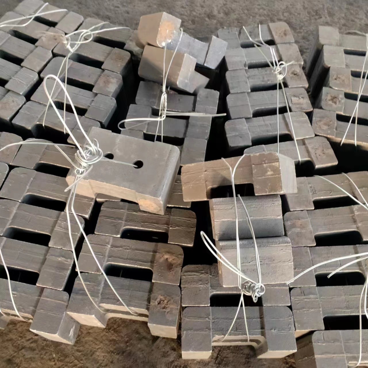 錘式破碎機(jī)配件 雙金屬耐磨復(fù)合高錳鋼錘頭 高鉻合金榔頭蓖條甩錘產(chǎn)品圖片