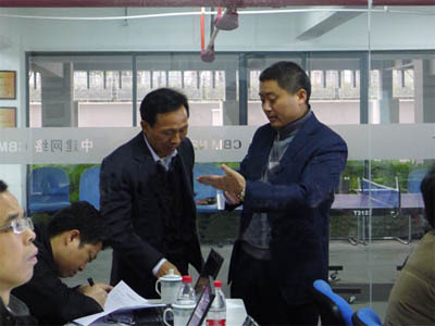 破碎機錘頭等配件網絡招標會上評議員正在激烈地討論