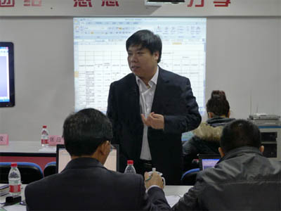 華潤水泥運營機械總工雷豐收與現場各評議人員交流