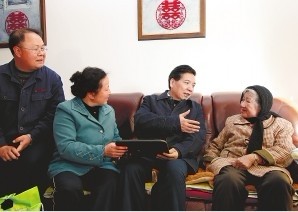 秦光榮在麒麟區云南機器二廠走訪慰問困難企業職工
