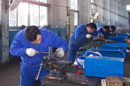 萊蕪煤機往屆技術比武鉗工專業的比賽現場