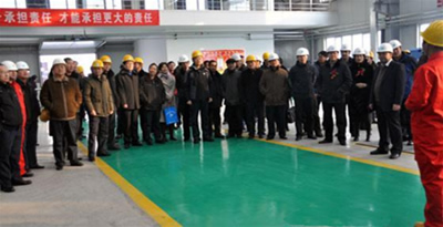 在機械加工車間參觀