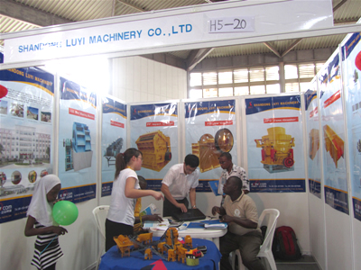 客戶至展臺(tái)詢問相關(guān)設(shè)備資料