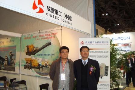 中國(guó)砂石協(xié)會(huì)秘書(shū)長(zhǎng)韓繼先先生(右)蒞臨成智重工展位