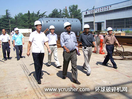 印度HOSPET公司客商參觀山東萊蕪煤機(jī)公司燒結(jié)設(shè)備生產(chǎn)現(xiàn)場(chǎng)