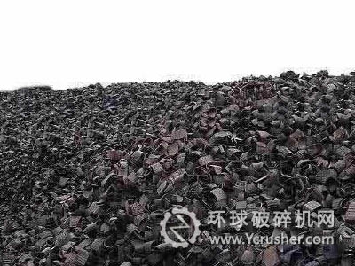 經(jīng)過破碎機破碎后的廢輪胎碎片