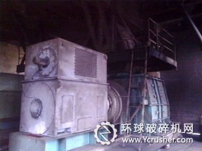 可逆錘式破碎機(jī)實(shí)圖