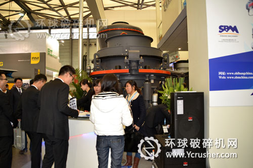 世邦機器展位前來咨詢的參觀者