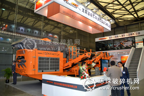 上海寶馬展現(xiàn)場客戶同北京洛克色特工作人員交談