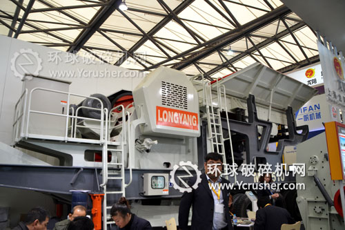 上海龍陽機械展示的移動破碎站設備