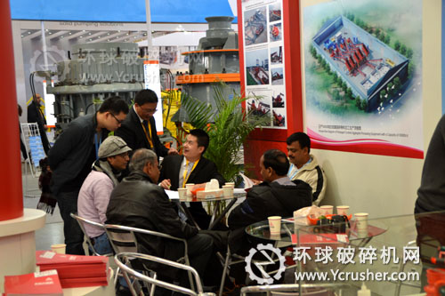 參展客戶詢問大宏立破碎機設備