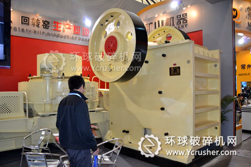 紅星礦山展示的顎式破碎機和沖擊式破碎機設(shè)備