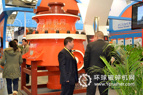 成都大宏立機器寶馬展上展示的單缸液壓圓錐式破碎機設備