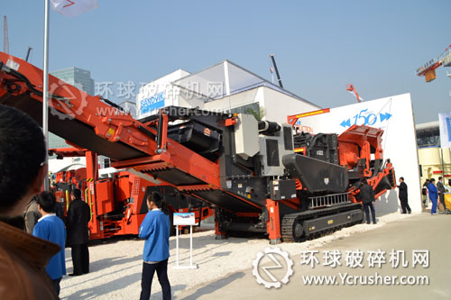 山特維克在2012上海寶馬展上展示的履帶式移動破碎站設備
