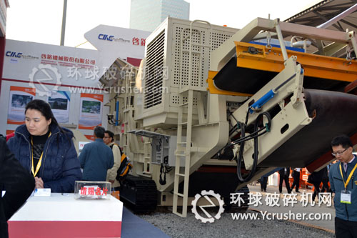 啟銘機械在2012寶馬展上展出的履帶式移動破碎站設(shè)備
