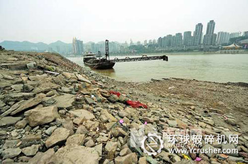 2011年2月14日，重慶，長濱路珊瑚壩入口處，大量亂倒的建筑垃圾直逼長江河道。 IC供圖