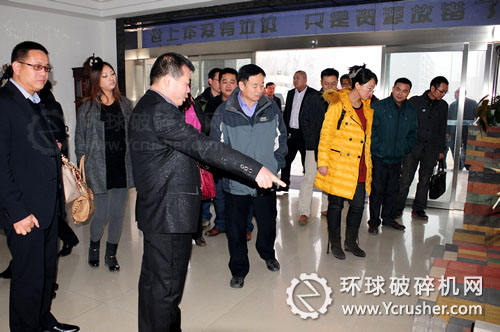 與會領導們參觀建筑垃圾生產的新型磚，并對磚的性能進行測試