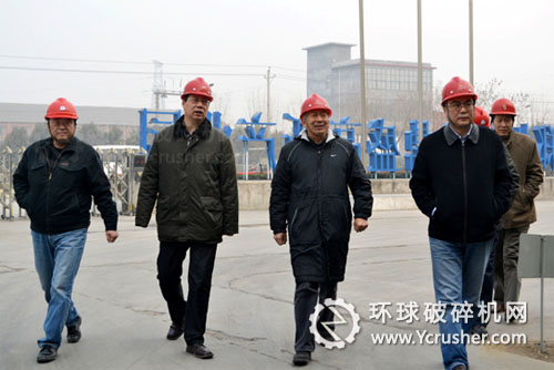 中國建筑材料聯合會副會長、中國水泥協會會長雷前治一行蒞臨鄭州鼎盛公司指導