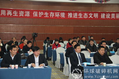 一帆張總（一排右2）、代經理(一排左2)、王經理（一排左1）參加論壇峰會 