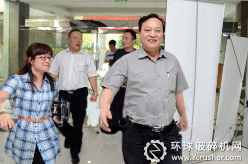 中國建筑材料聯合會建筑材料工業信息中心主任劉長發抵達酒店，明日將帶來精彩報告