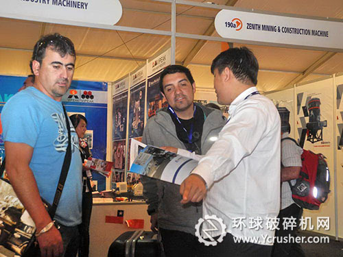 沈陽順達(dá)重礦工作人員與客戶介紹產(chǎn)品