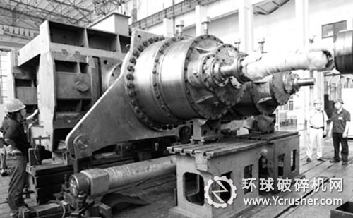 中信重工自主研制的、規(guī)格最大的RP180-140水泥輥壓機(jī)試車成功