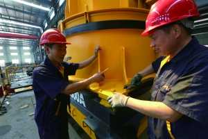 衢州市美安普的工人正在安裝新型礦用破碎機(jī)