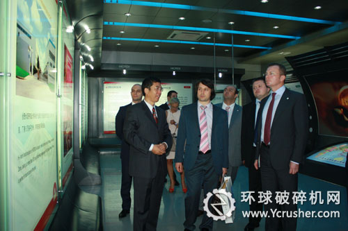 歐洲水泥集團總裁M.A. Skorokhod先生（右一）參觀合肥院展廳