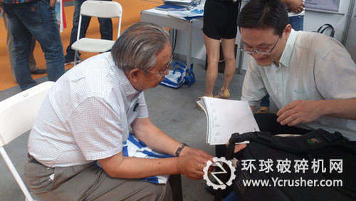 順達重礦駐新疆辦事處負責人向客戶們介紹最新研制推出的&ldquo;H系列高能多缸液壓圓錐破碎機&rdquo;